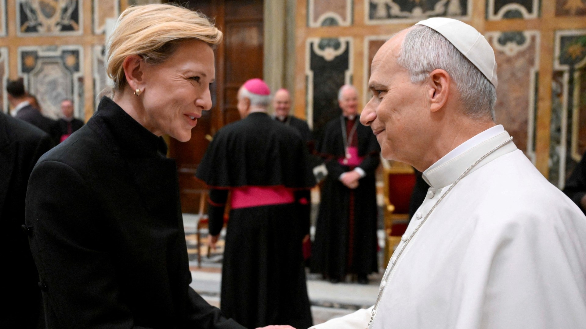 El Obsequio de Cate Blanchett al Papa León XIV Un Símbolo de Apoyo a Desplazados N+